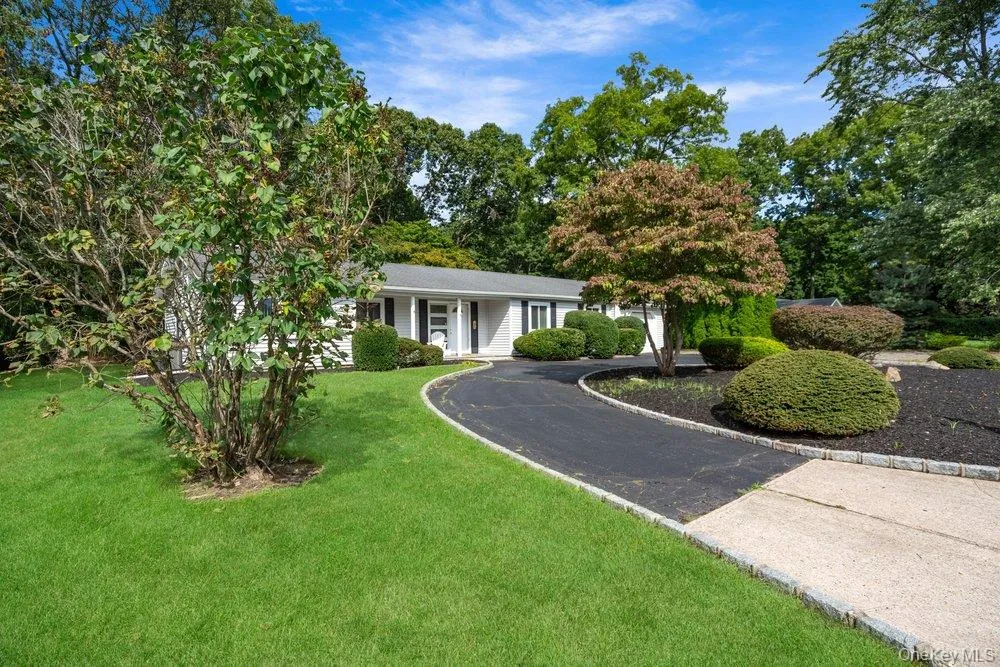 24 Blackfoot Trail Shoreham, NY 11786