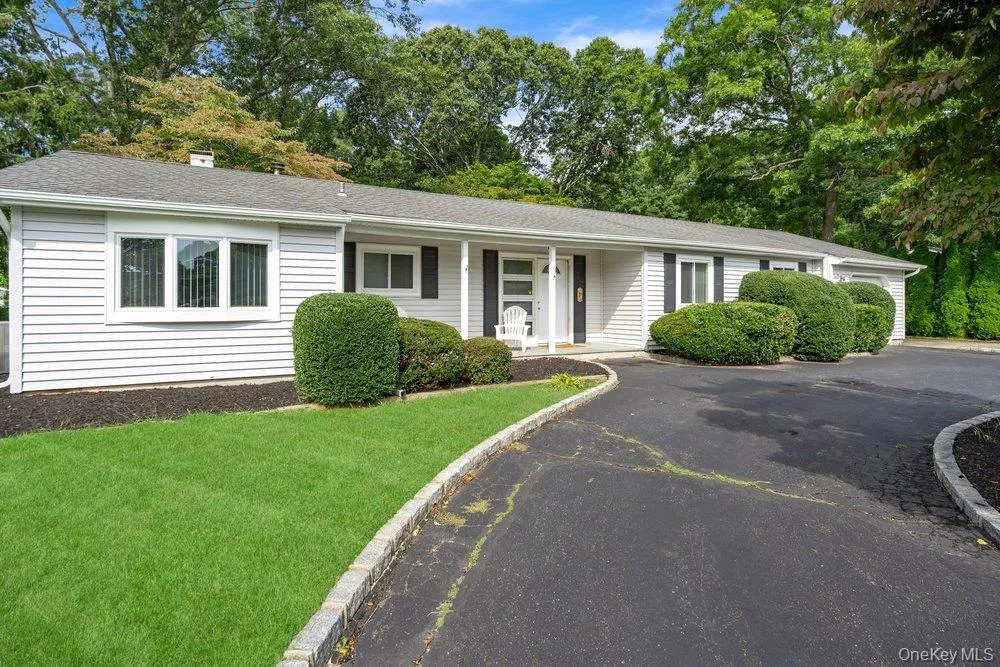 24 Blackfoot Trail Shoreham, NY 11786