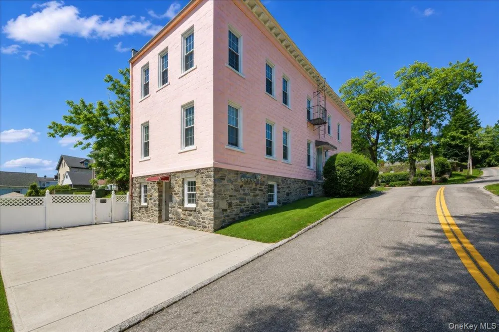 208 Tompkins Road Yonkers, NY 10703