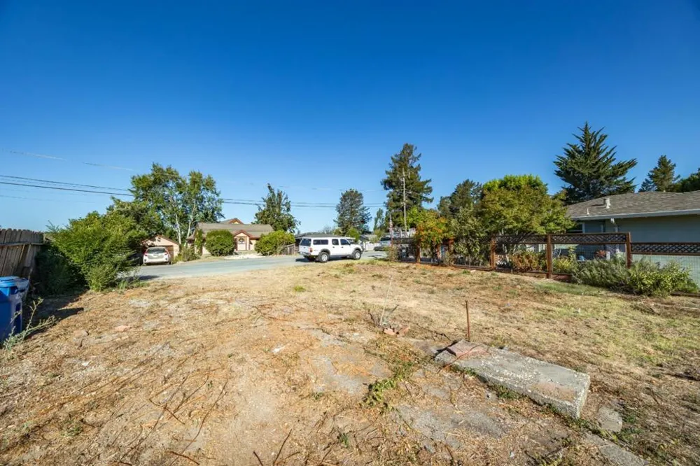 32 Crow Avenue Watsonville, CA 95076