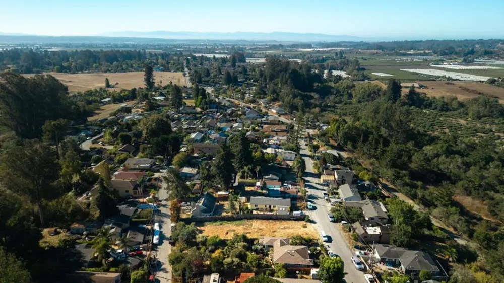 32 Crow Avenue Watsonville, CA 95076