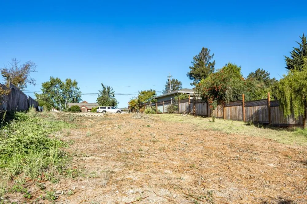 32 Crow Avenue Watsonville, CA 95076