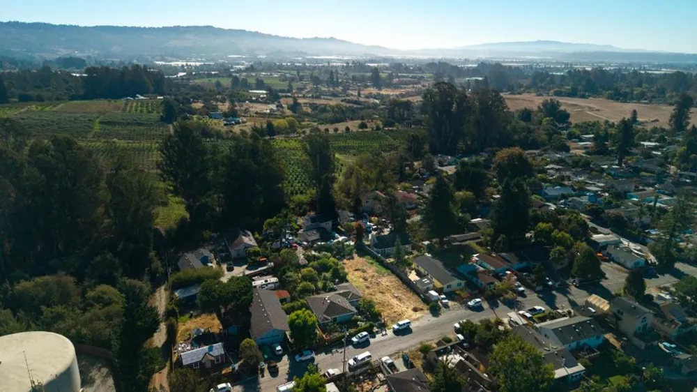 32 Crow Avenue Watsonville, CA 95076