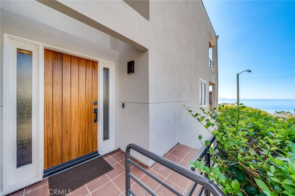 896 Quivera Laguna Beach, CA 92651