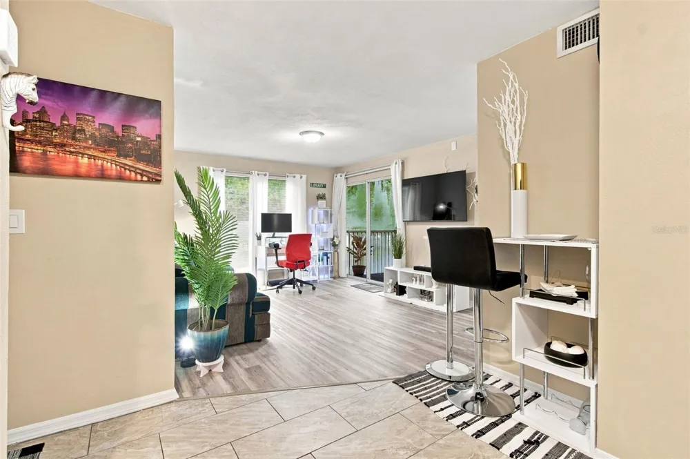 4115 CHATHAM OAK COURT #215 Tampa, FL 33624