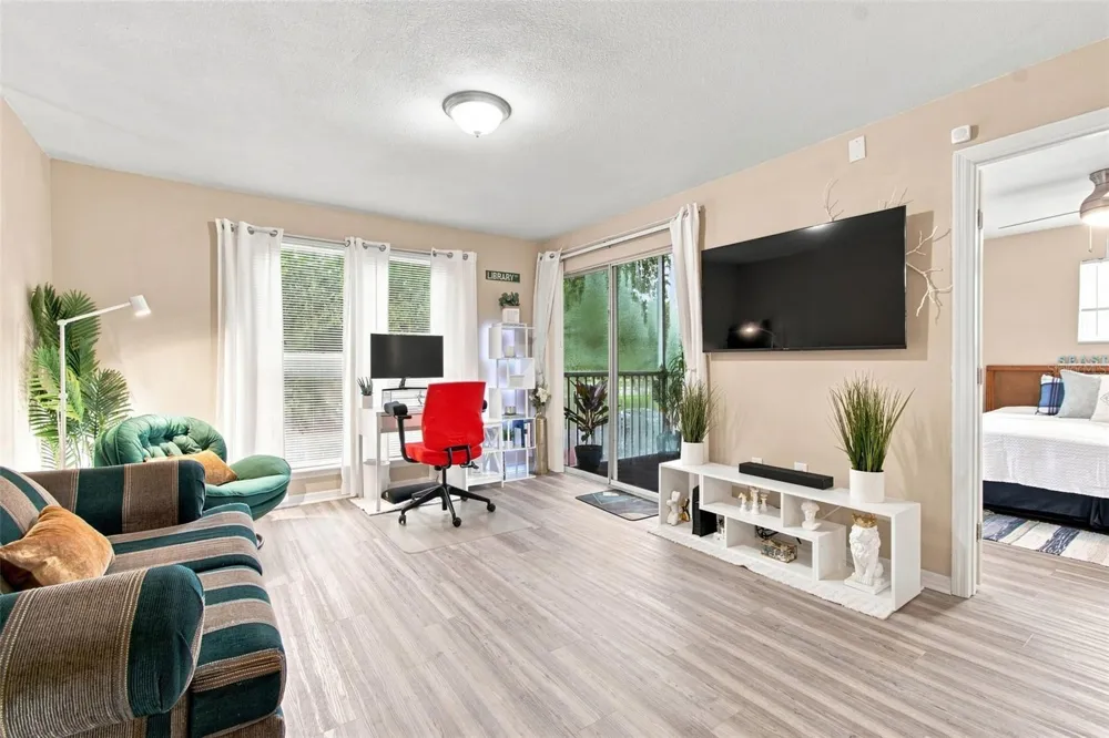4115 CHATHAM OAK COURT #215 Tampa, FL 33624