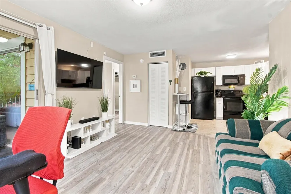 4115 CHATHAM OAK COURT #215 Tampa, FL 33624