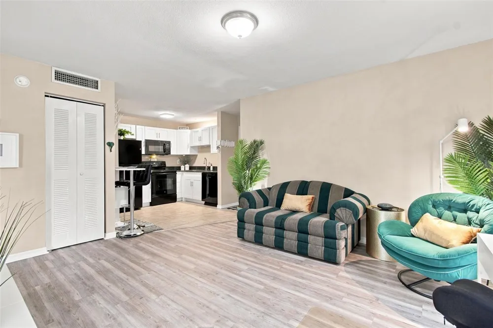 4115 CHATHAM OAK COURT #215 Tampa, FL 33624