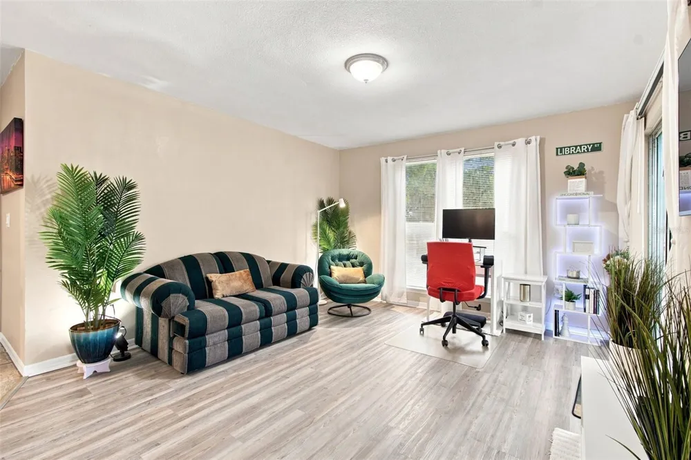4115 CHATHAM OAK COURT #215 Tampa, FL 33624