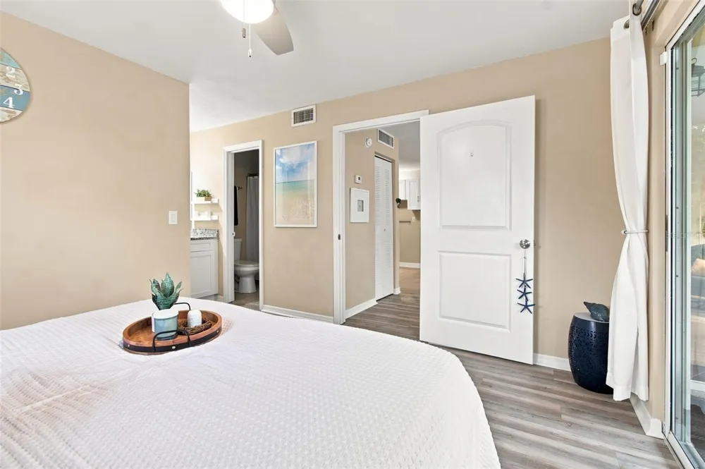 4115 CHATHAM OAK COURT #215 Tampa, FL 33624