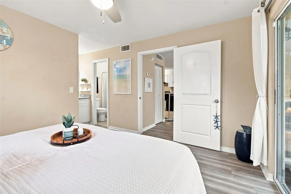 4115 CHATHAM OAK COURT #215 Tampa, FL 33624