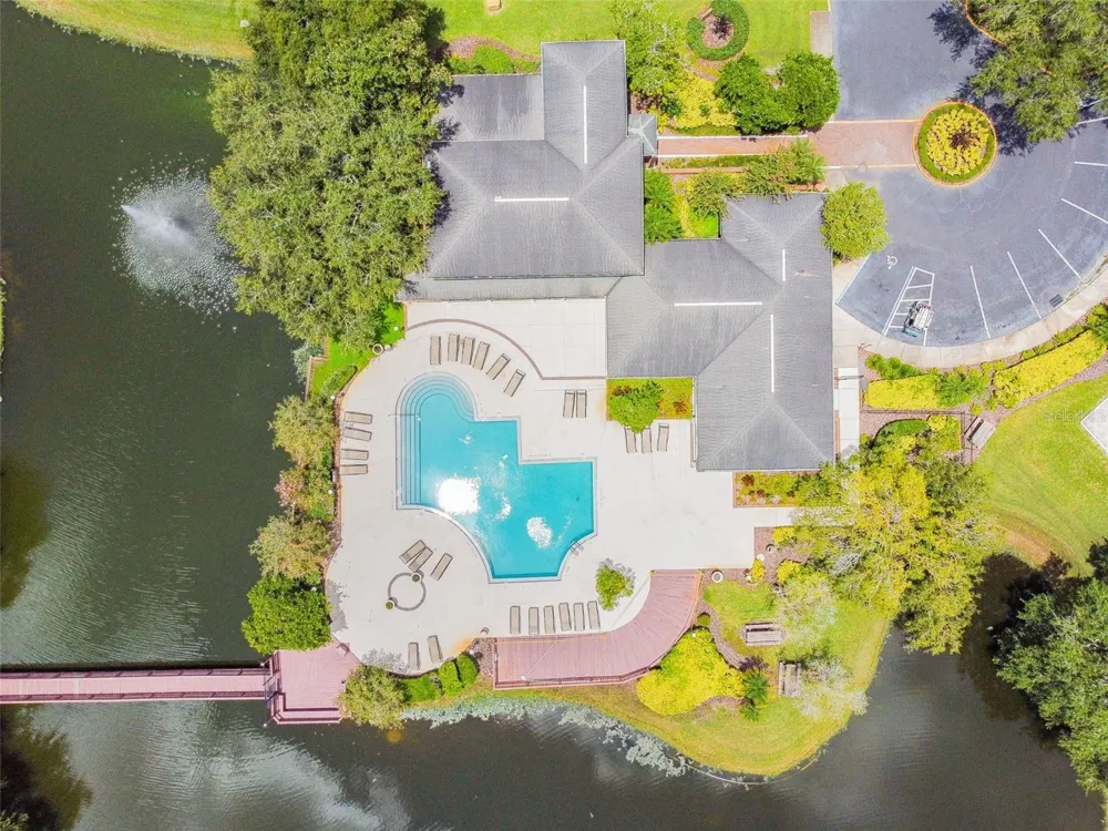 4115 CHATHAM OAK COURT #215 Tampa, FL 33624
