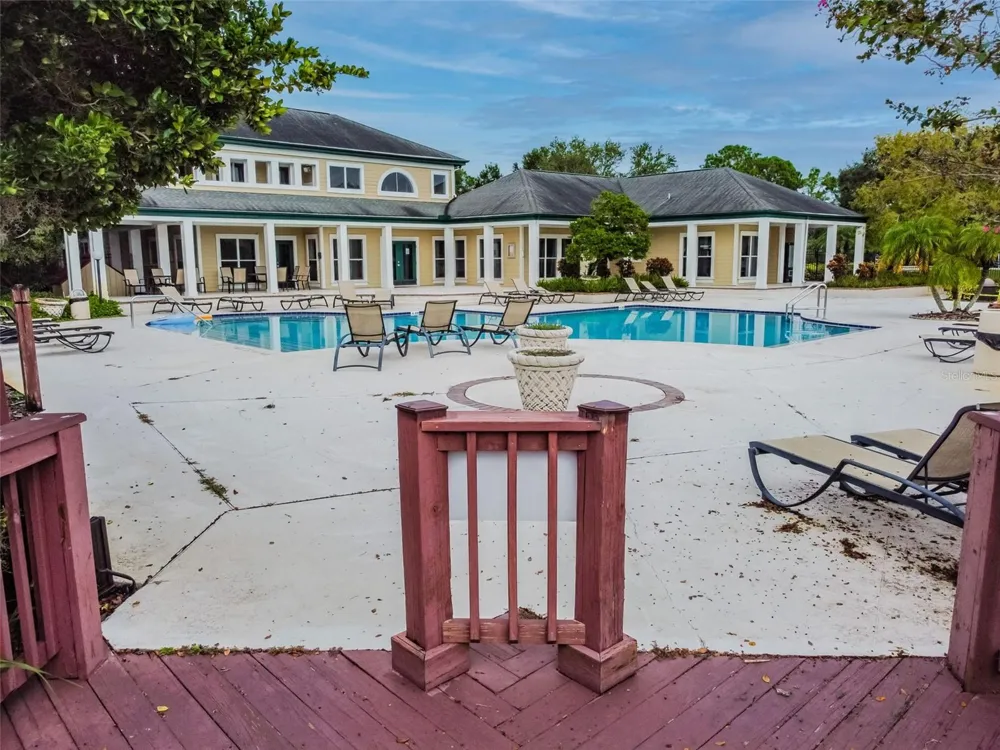 4115 CHATHAM OAK COURT #215 Tampa, FL 33624
