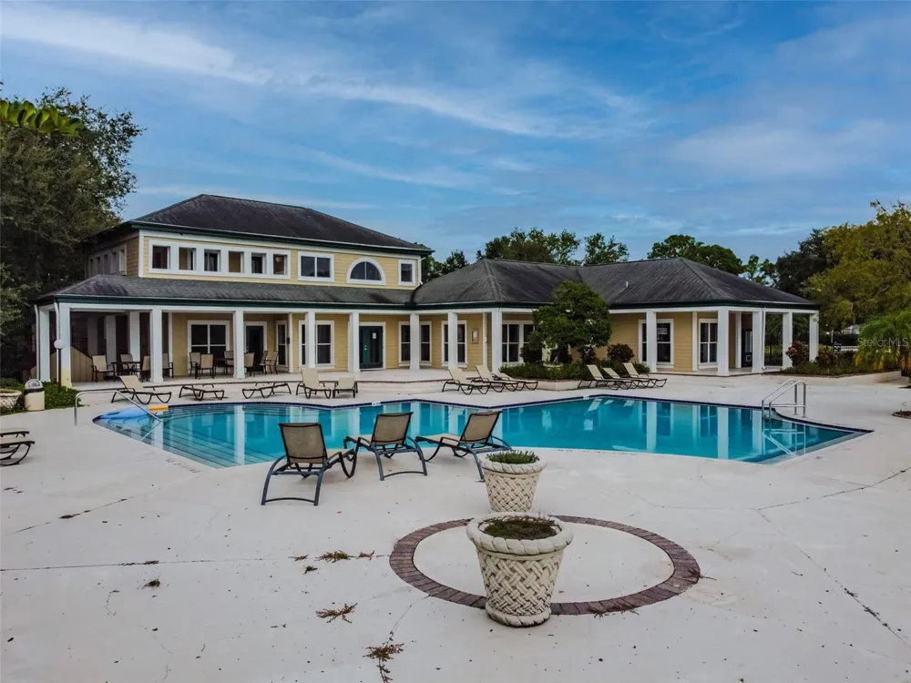 4115 CHATHAM OAK COURT #215 Tampa, FL 33624