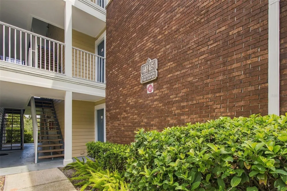 4115 CHATHAM OAK COURT #215 Tampa, FL 33624