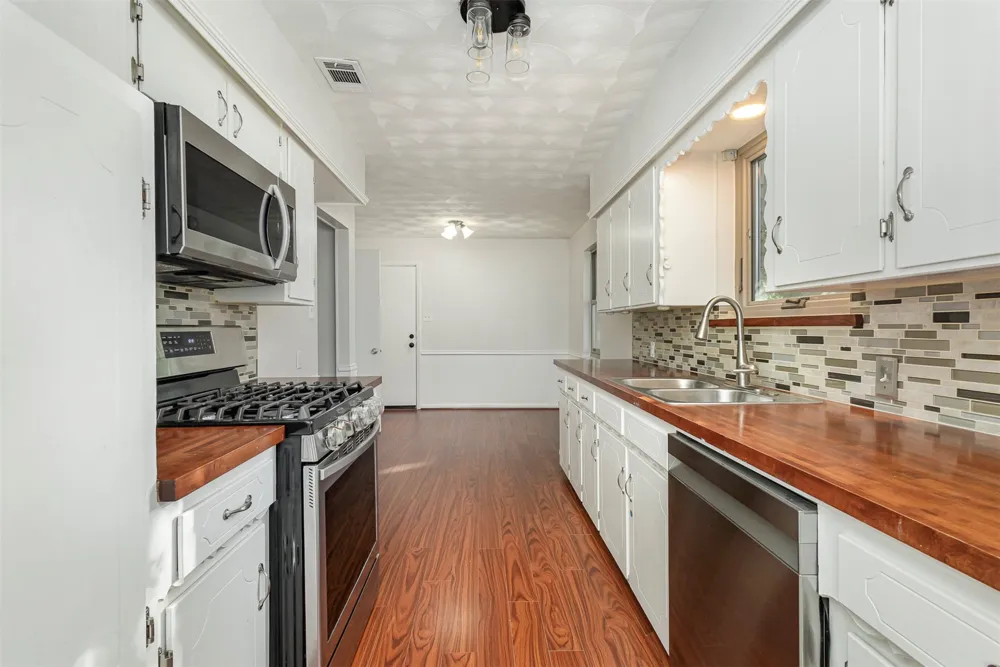 2640 Lakeland Drive Dallas, TX 75228