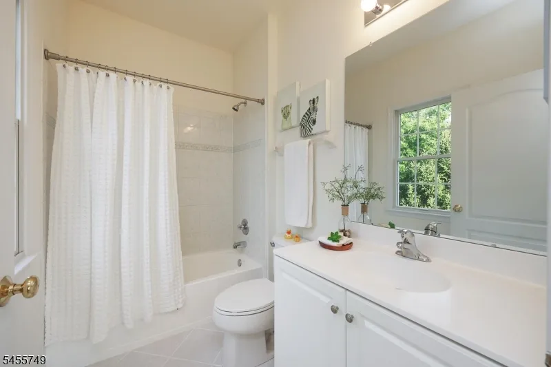 26 Drost Ln Hillsborough, NJ 08844
