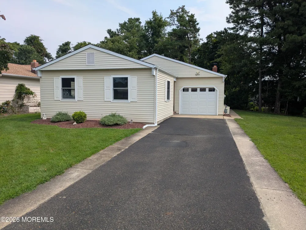 18 Maison Way Toms River, NJ 08757