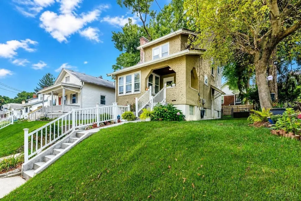 2527 Ridgeland Place Cincinnati, OH 45212