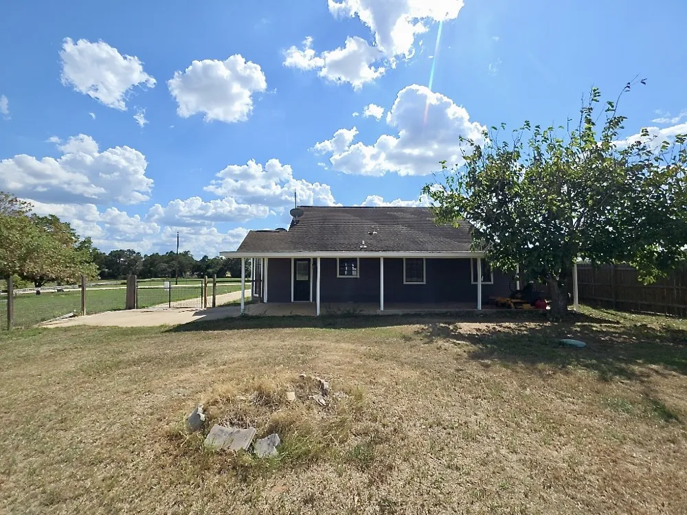 1081 Private Road 7023 Elgin, TX 78621