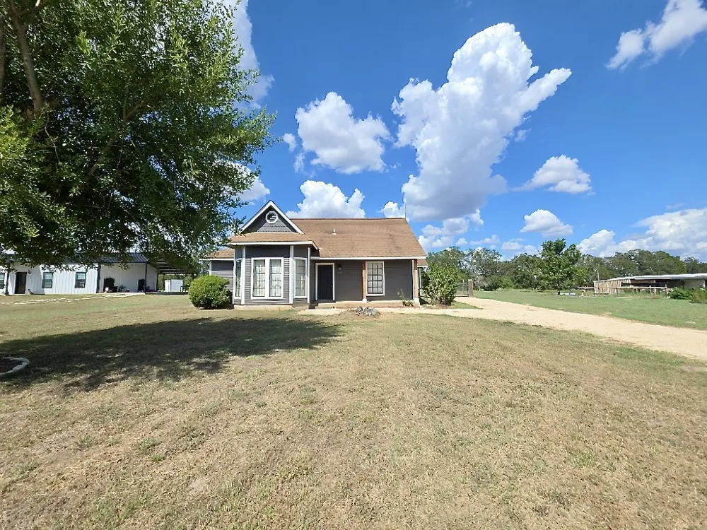 1081 Private Road 7023 Elgin, TX 78621