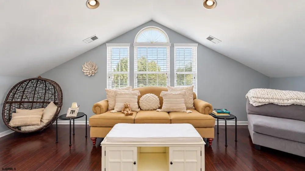 102 Julie Dr Northfield, NJ 08225