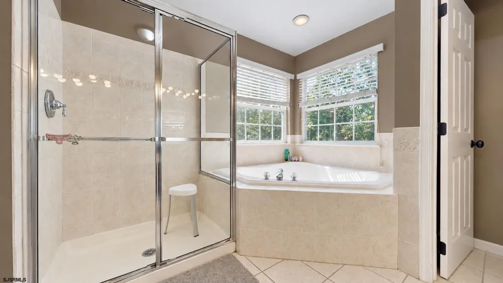 102 Julie Dr Northfield, NJ 08225