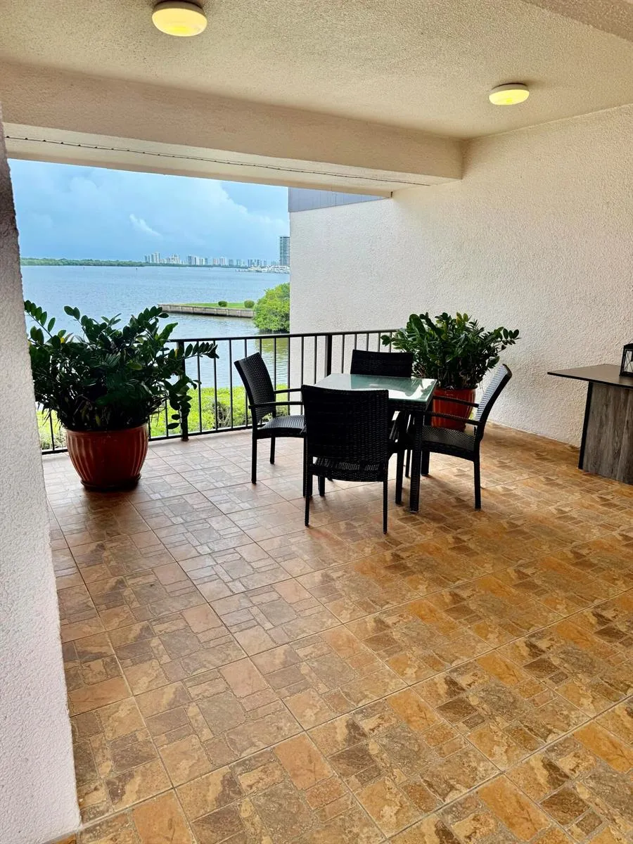 1640 Twelve Oaks Way #305 North Palm Beach, FL 33408