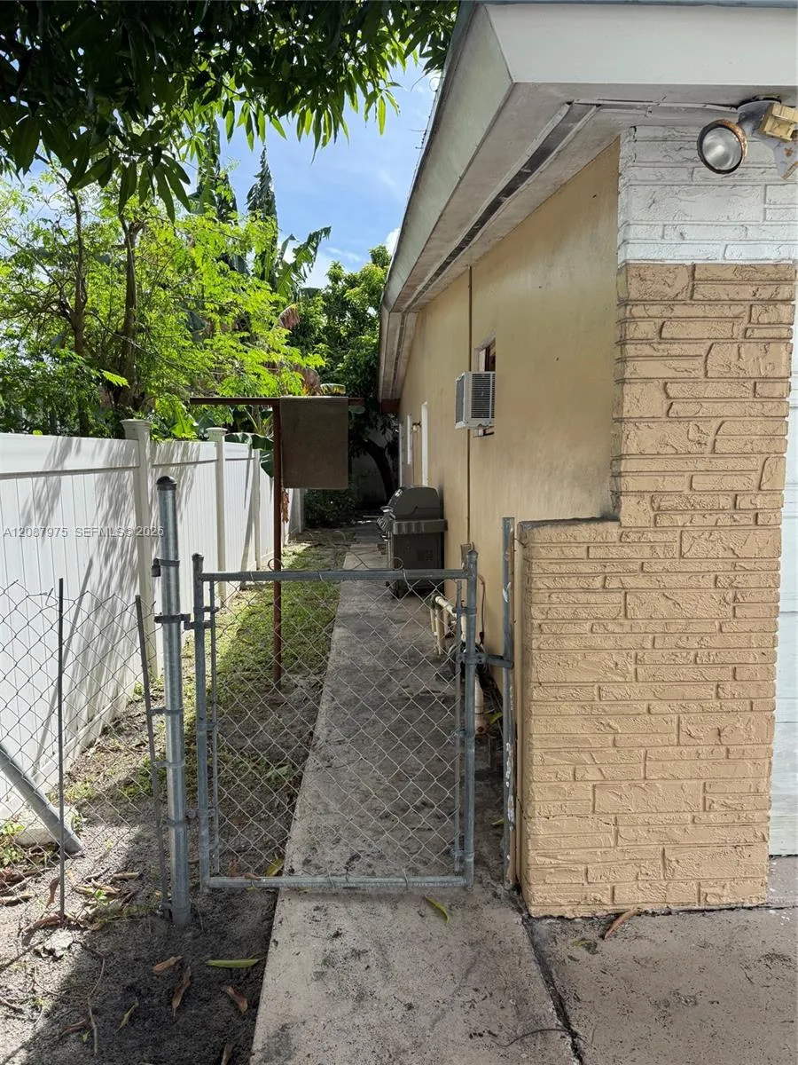 1409 S 24th Ter Hollywood, FL 33020