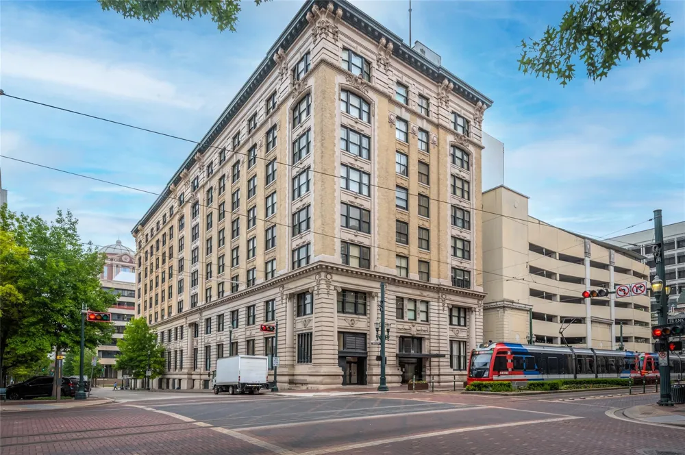 201 Main Street #6G Houston, TX 77002