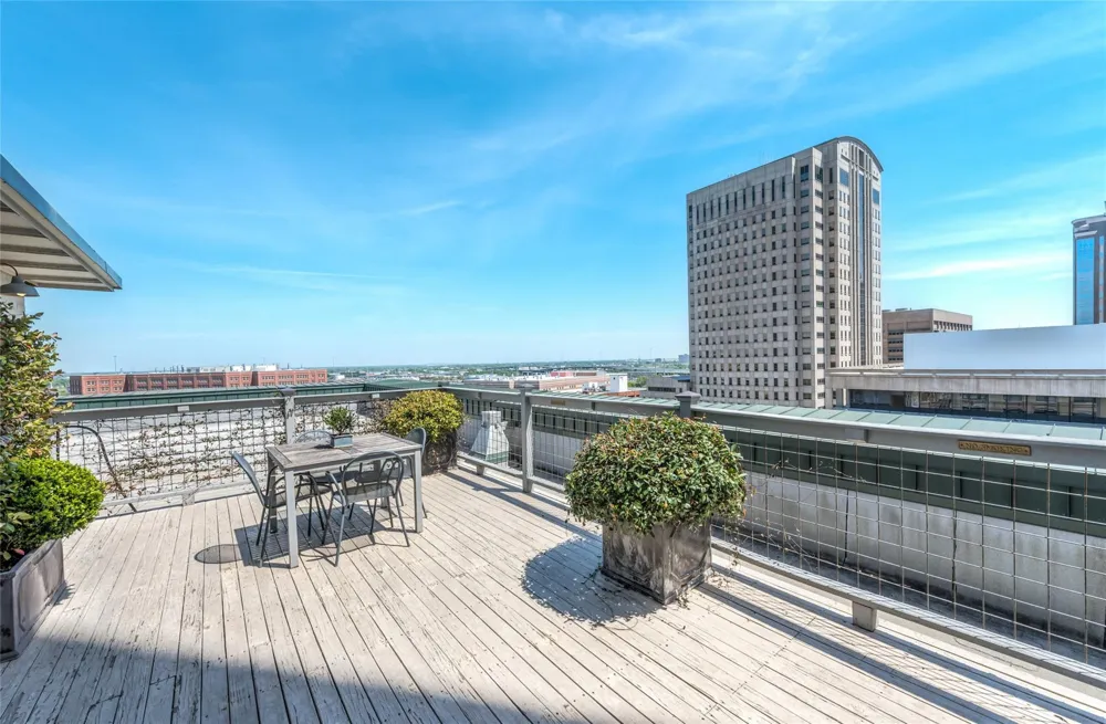 201 Main Street #6G Houston, TX 77002
