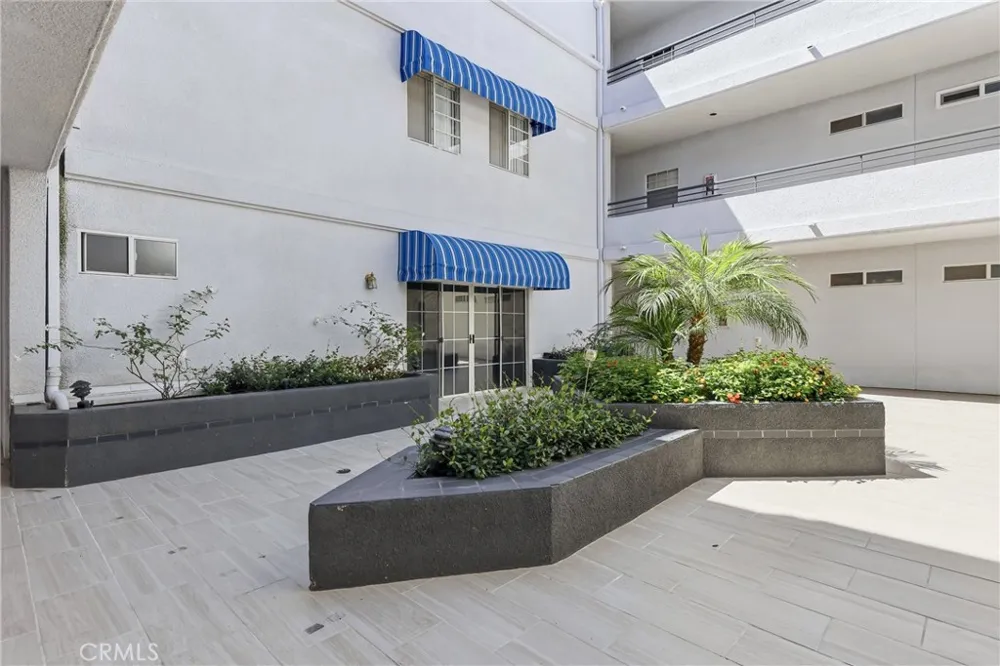 4455 Hazeltine Avenue #208 Sherman Oaks, CA 91423