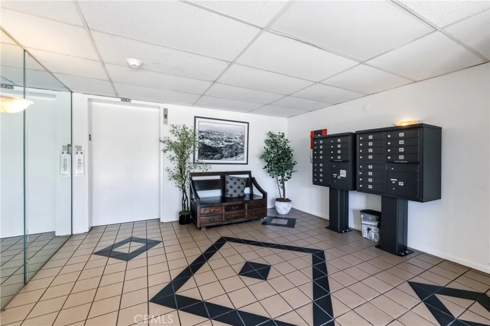 4455 Hazeltine Avenue #208 Sherman Oaks, CA 91423
