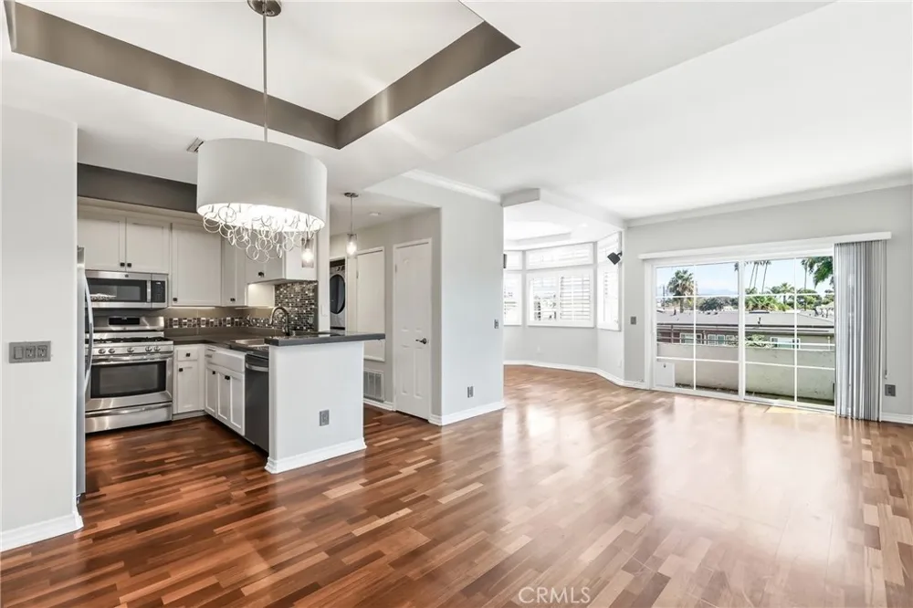 4455 Hazeltine Avenue #208 Sherman Oaks, CA 91423
