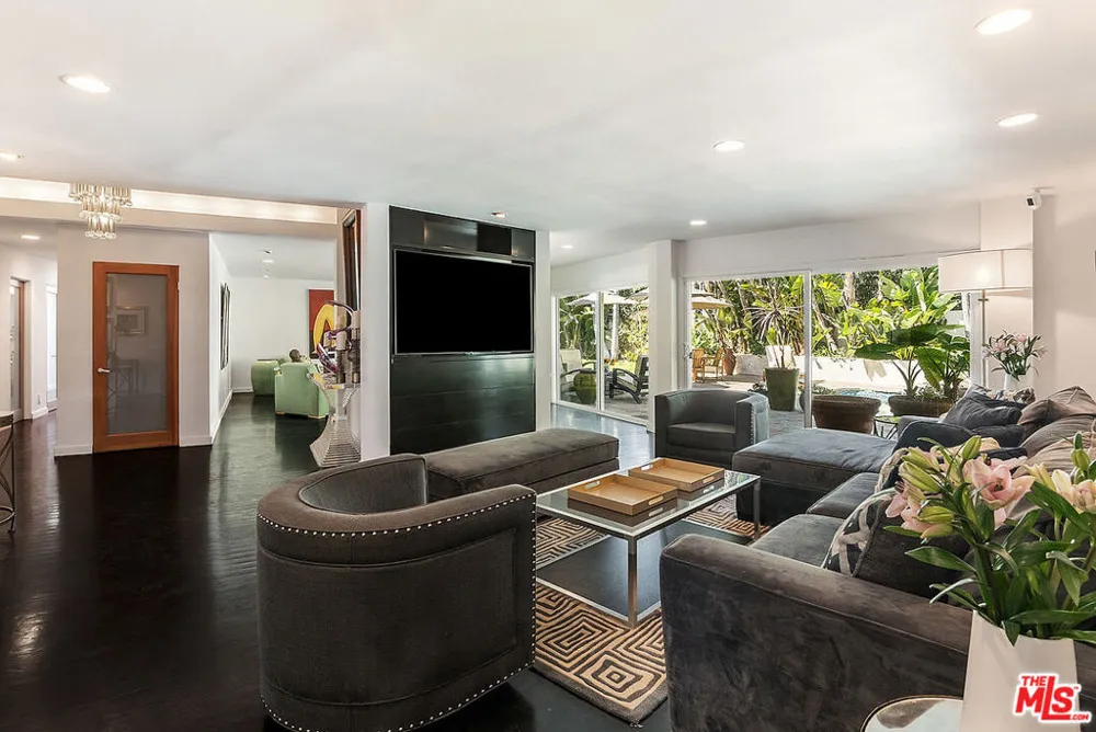 8405 Edwin Drive Los Angeles, CA 90046