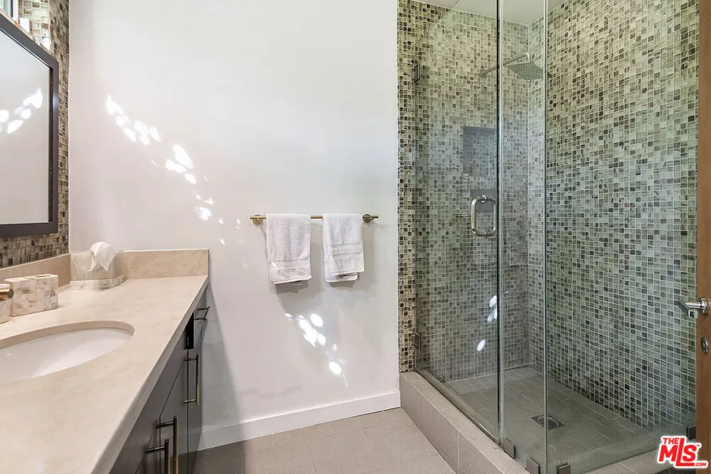 8405 Edwin Drive Los Angeles, CA 90046