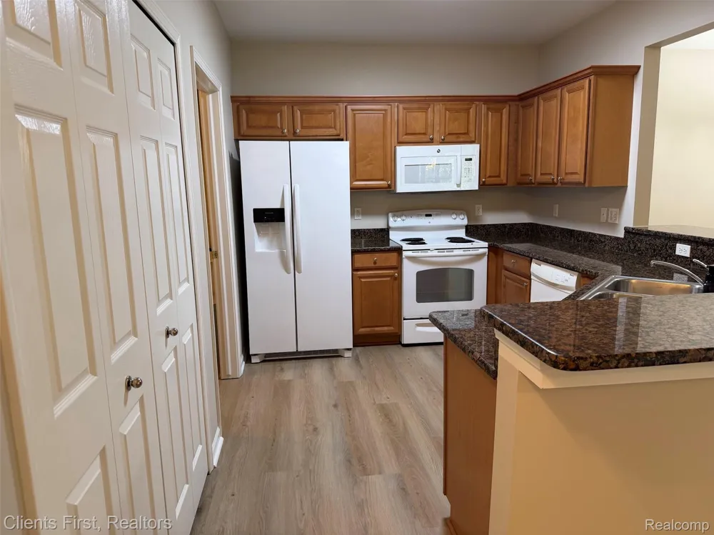 16040 Morningside Northville City, MI 48168