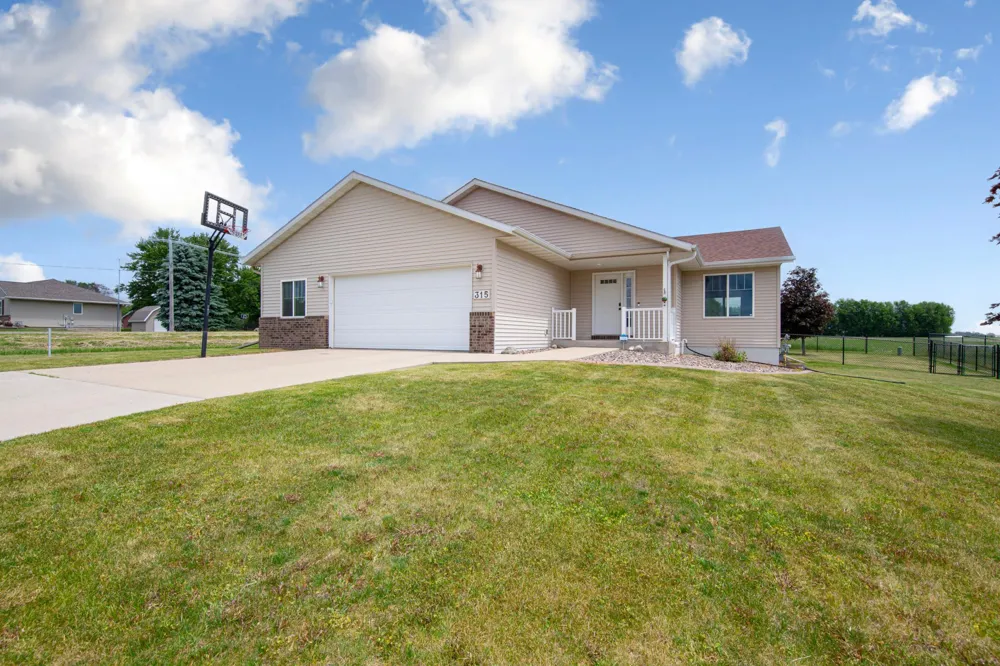 315 Hazeltine Avenue NE Owatonna, MN 55060