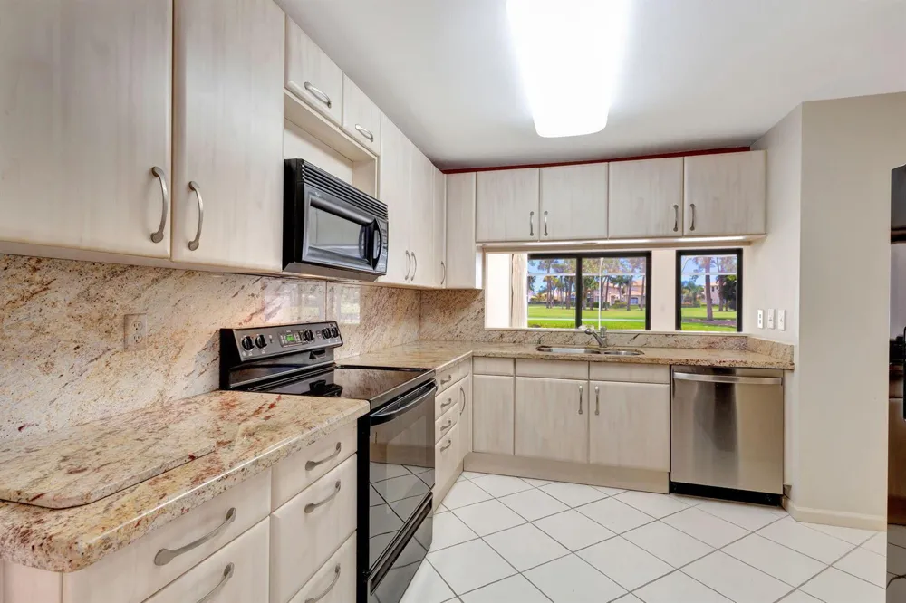 527 Prestwick Circle Palm Beach Gardens, FL 33418