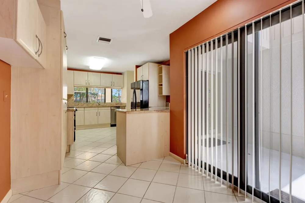527 Prestwick Circle Palm Beach Gardens, FL 33418