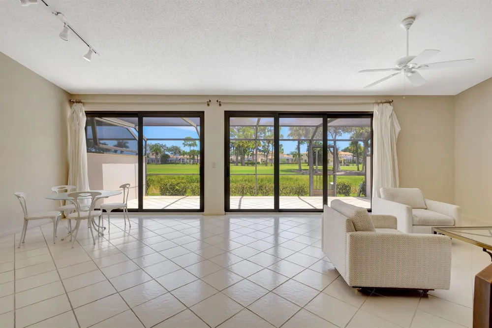 527 Prestwick Circle Palm Beach Gardens, FL 33418