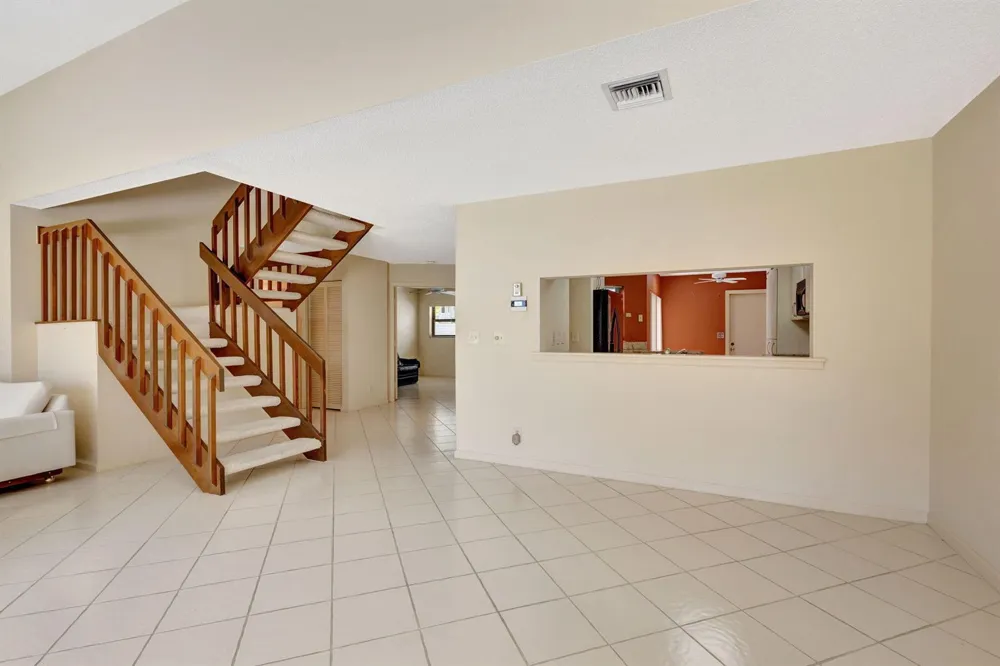527 Prestwick Circle Palm Beach Gardens, FL 33418