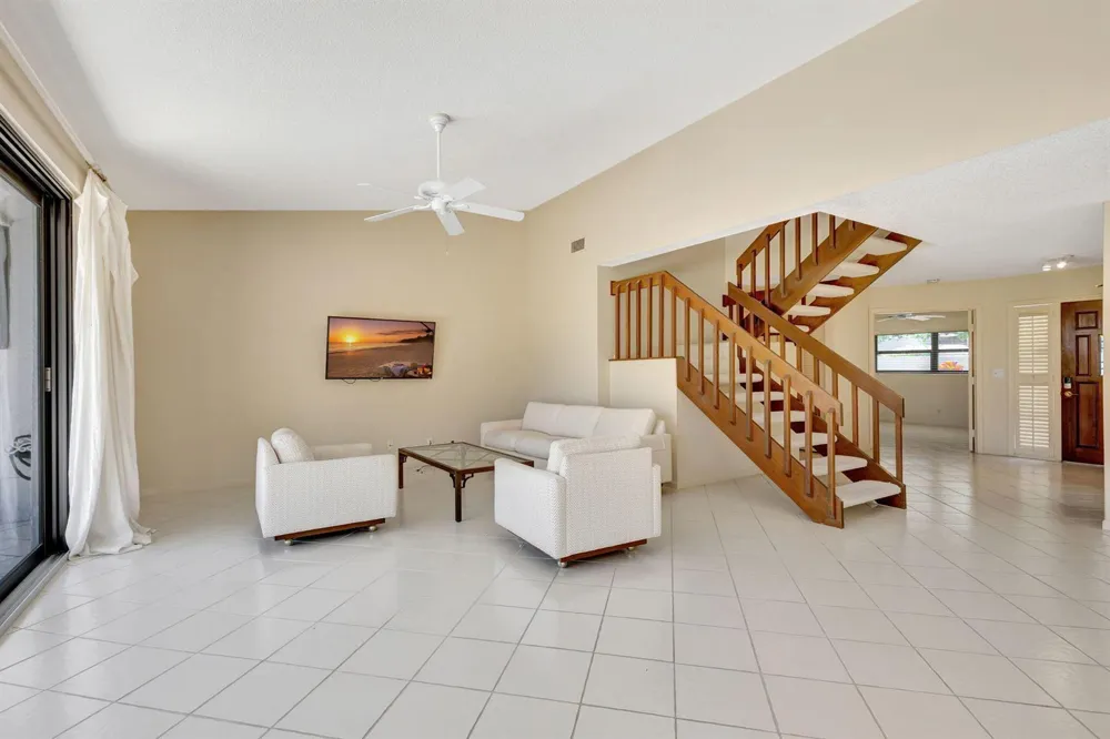 527 Prestwick Circle Palm Beach Gardens, FL 33418