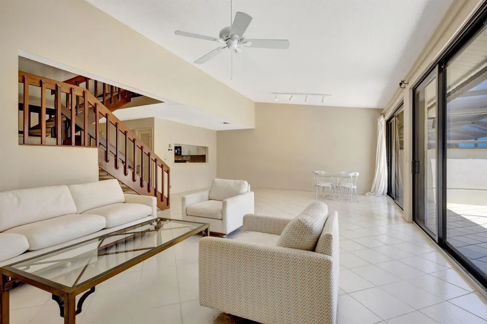527 Prestwick Circle Palm Beach Gardens, FL 33418