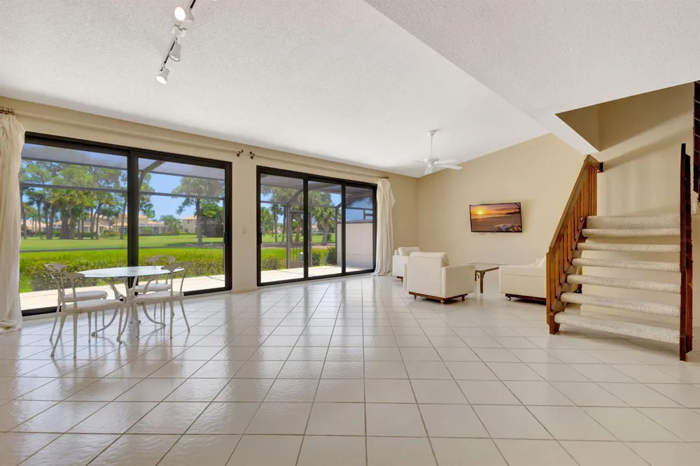 527 Prestwick Circle Palm Beach Gardens, FL 33418