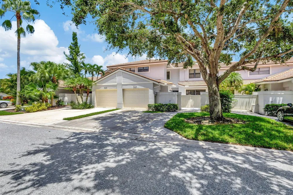 527 Prestwick Circle Palm Beach Gardens, FL 33418