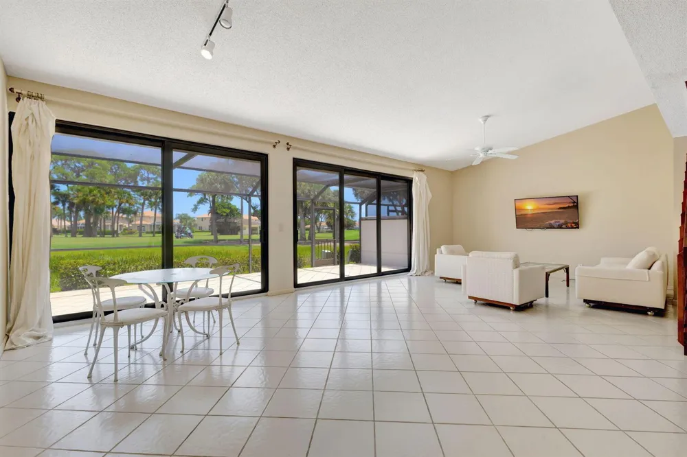 527 Prestwick Circle Palm Beach Gardens, FL 33418