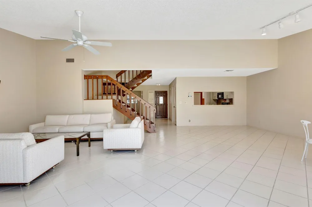 527 Prestwick Circle Palm Beach Gardens, FL 33418