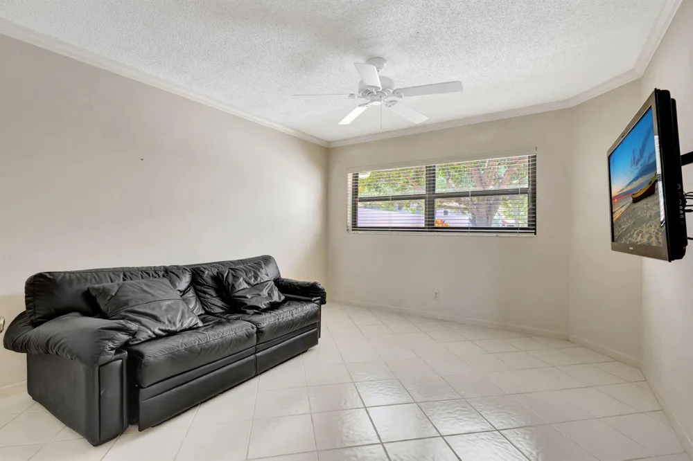 527 Prestwick Circle Palm Beach Gardens, FL 33418