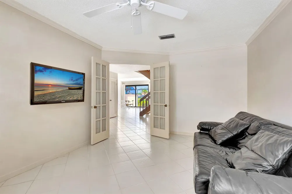 527 Prestwick Circle Palm Beach Gardens, FL 33418